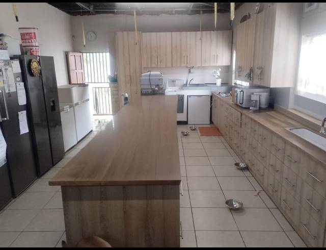 3 BEDROOM HOUSE FOR SALE IN OOS EINDE